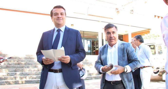 El alcalde de Córdoba, José María Bellido (izda.).