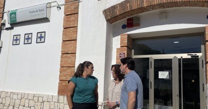 El portavoz de la Ejecutiva Provincial del PSOE de Huelva y parlamentario andaluz, Enrique Gaviño, y la alcaldesa de Minas de Riotinto, Rocío Díaz (izquierda).