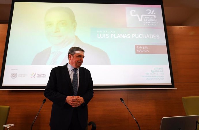 El ministro de Agricultura, Pesca y Alimentación, Luis Planas durante su clase magistral en el marco de los cursos de verano de la Universidad de Málaga (UMA) 2024.