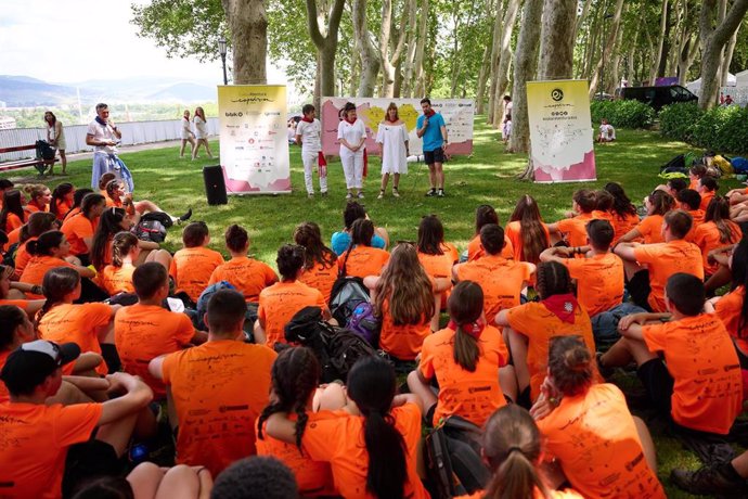 La vicepresidenta segunda y consejera Ana Ollo, ha recibido esta tarde en el parque de la Taconera a 127 jóvenes que participan en la expedición EuskarAbentura 2024.