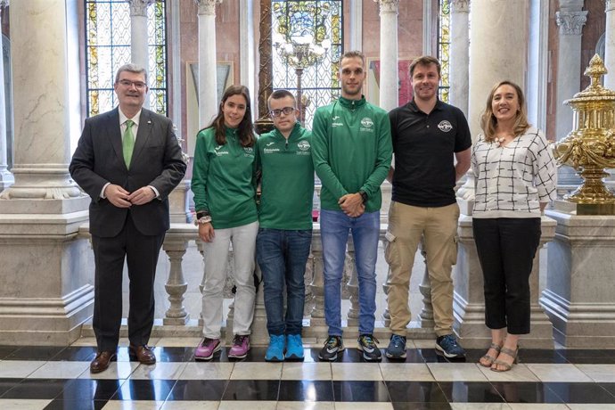 El alcalde de Bilbao recibe a los campeones Virtus bilbaínos Ibai Magdaleno, Mikel García y Ángela de Miguel.