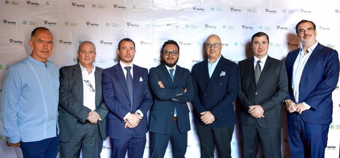 "In The Image, From Left To Right "Carlos Yunes (Director De Desarrollo De Negocio De Veritas Para México Y Caribe) , Antonio Pier (Director Canal Médico, GDA), Miguel Parra (Director Comercial, GDA), Dr. Ricardo Olvera (Director De Laboratorio,GDA) , Dr.