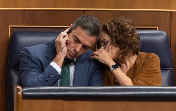 El presidente del Gobierno, Pedro Sánchez y la vicepresidenta primera y ministra de Hacienda, María Jesús Montero, durante una sesión de control al Gobierno, en el Congreso de los Diputados, a 26 de junio de 2024, en Madrid (España). 