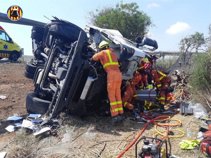 Imatge del camió bolcat