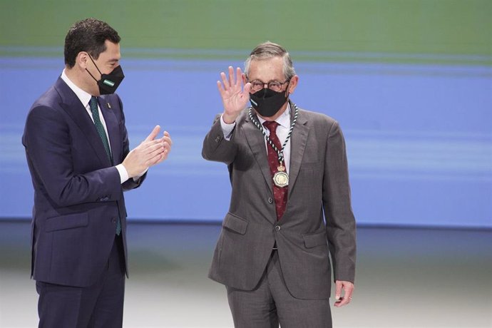 Archivo - El presidente de la Junta, Juanma Moreno, entrega la Medalla de Andalucía a Miguel Delibes de Castro durante el acto de entrega de Medallas de Andalucía 2022 en el Teatro de la Maestranza, a 28 de febrero de 2022 (Foto de archivo).