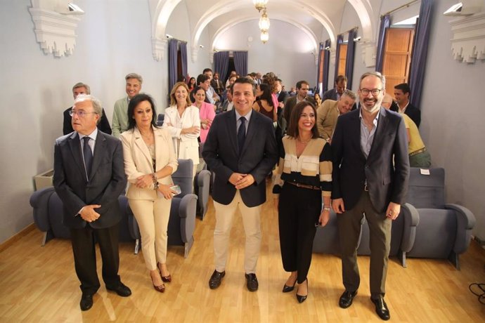 (Desde Izda.) El Presidente De CECO, Antonio Díaz; María Dolores Jiménez, José María Bellido, Rocío Díaz, Y El Delegado Del Gobierno Andaluz En Córdoba, Adolfo Molina, En La Clausura De La Asamblea De Construcor.