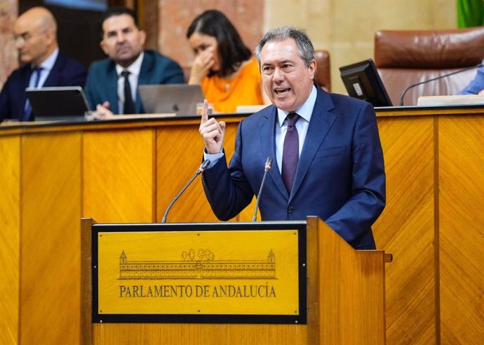 El presidente del Grupo Socialista, Juan Espadas, en el Pleno del Parlamento andaluz. (Foto de archivo).