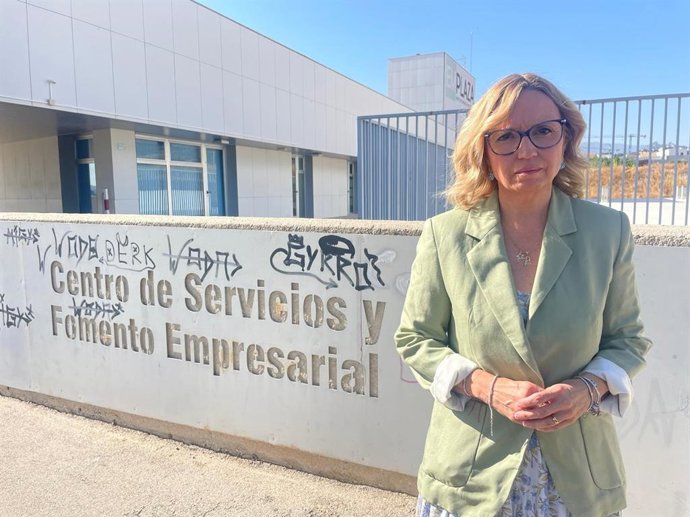 María del Carmen Angulo ante el Centro de Servicios Empresariales del Edificio Emplaza.