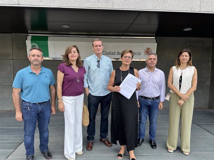 Concejales del PSOE presentan una denuncia por la muerte de las gacelas de la EEZA en los juzgados.