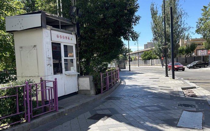 Gasolinera de la plaza del Poniente de Valladolid, sin uso de septiembre de 2023.