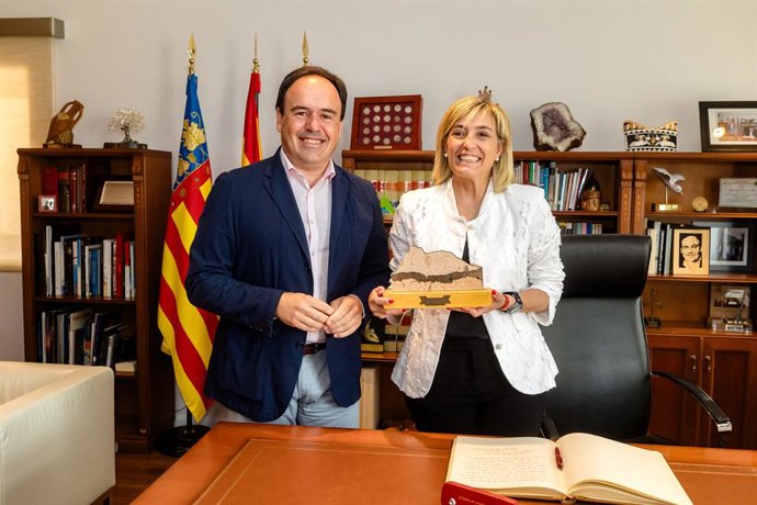 La consellera de Justícia i Interior, Elisa Núñez, i l'alcalde de Finestrat, Juan Francisco Pérez Llorca