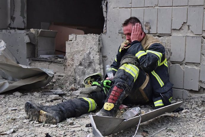 Un trabajador de los servicios de emergencia de Ucrania durante las labores de búsqueda de supervivientes tras ataques de Rusia.