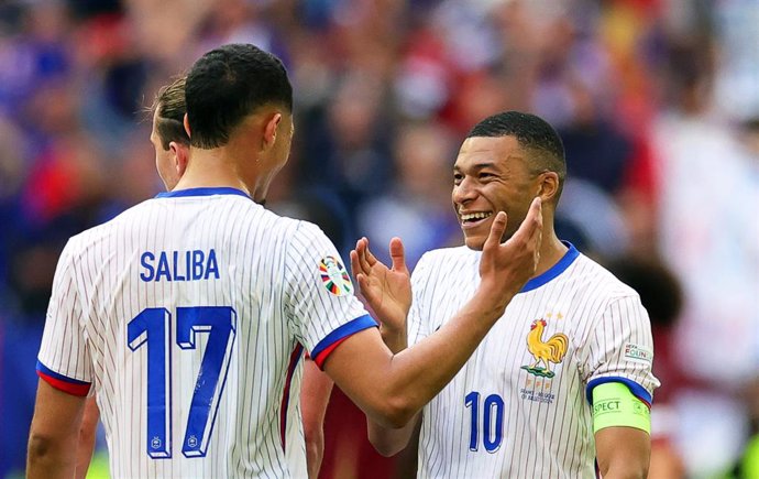 Los jugadores de la selección francesa Kylian Mbappé y William Saliba felicitándose.