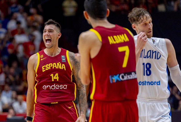 El jugador español Willy Hernangómez en una acción del partido entre España y Finlandia, de semifinales del Preolímpico de baloncesto masculino disputado en Valencia