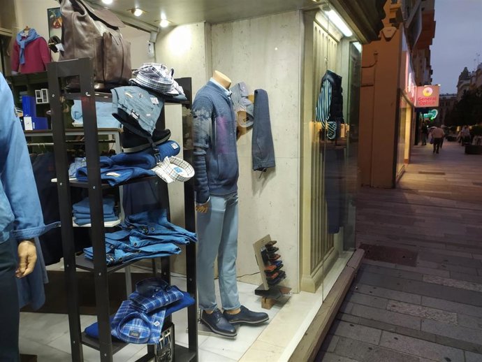 Archivo - Escaparate de un comercio en el centro de Córdoba.