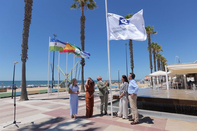 Izada de la bandera 'Q' de Calidad en La Antilla (Lepe, Hulva).