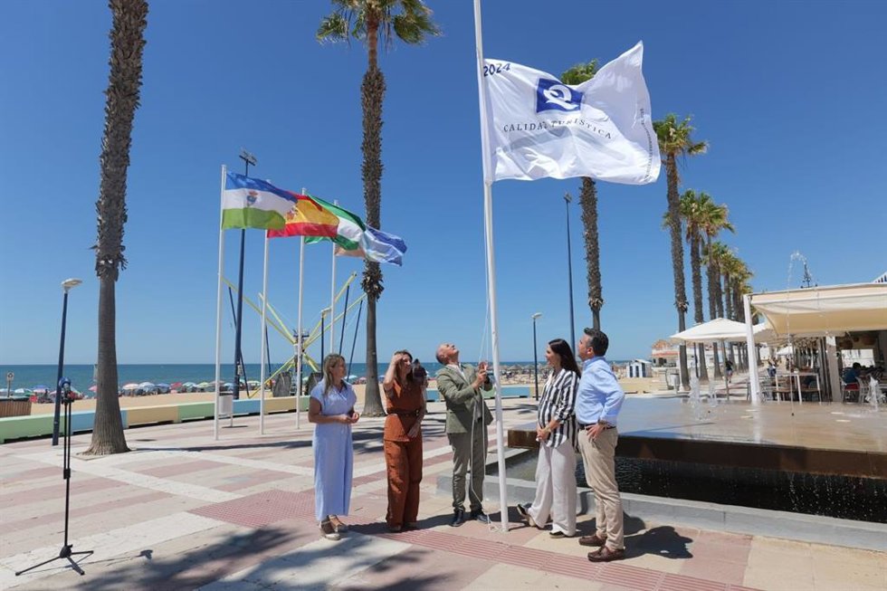 Izada de la bandera 'Q' de Calidad en La Antilla (Lepe, Hulva).