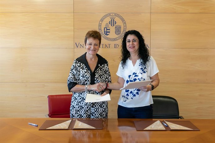 La rectora de la Universitat de Valncia, Mavi Mestre, i la secretria general de CCOO PV, Ana García