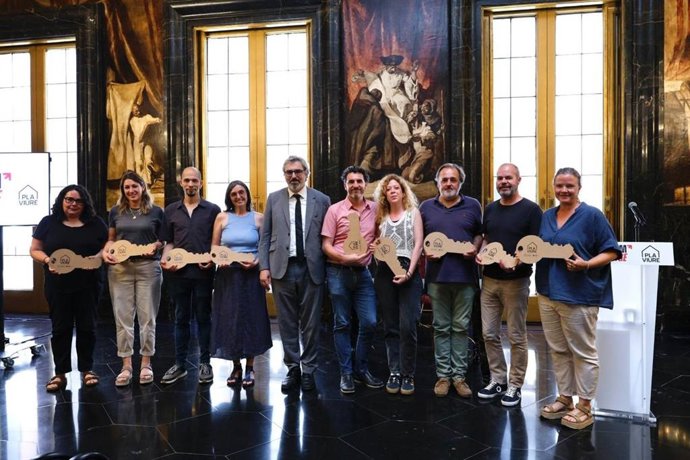 El acto de entrega de las llaves de nueve viviendas a entidades sociales este lunes en el Ayuntamiento de Barcelona.