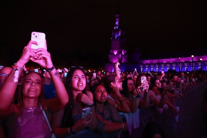 Archivo - Ambiente en el concierto de la cantante Aitana en Icónica Santalucía Sevilla Fest. 