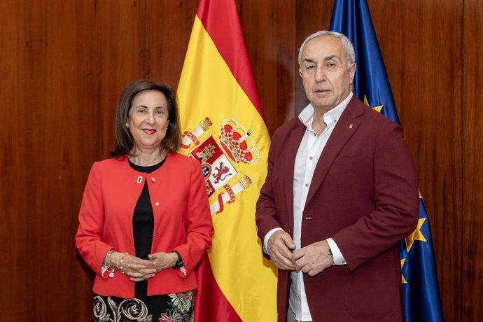 La ministra de Defensa, Margarita Robles, recibe a Alejandro Blanco, presidente del Comité Olímpico Español