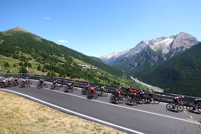 02 July 2024, France, Valloire: The peloton rides during the fourth stage of the 111th edition of the 2024 Tour de France cycling race, 139,6 km from Pinerolo, Italy to Valloire, France. Photo: Garnier Etienne/L'EQUIPE/dpa