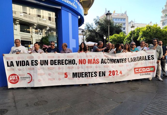 CCOO y UGT se concentran en la Plaza de las Tendillas por las tres últimas muertes en accidente laboral.