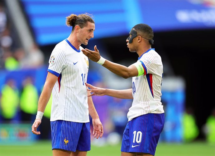 01 July 2024, North Rhine-Westphalia, Duesseldorf: France's Adrien Rabiot (L) speaks with Kylian Mbappe during the UEFA Euro 2024 round of 16 football match between France and Belgium at the Duesseldorf Arena. Photo: Rolf Vennenbernd/dpa