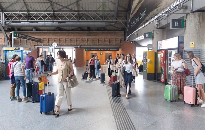 Varias personas en la estación de trenes Puerta de Atocha-Almudena Grandes, a 28 de junio de 2024, en Madrid (España). 