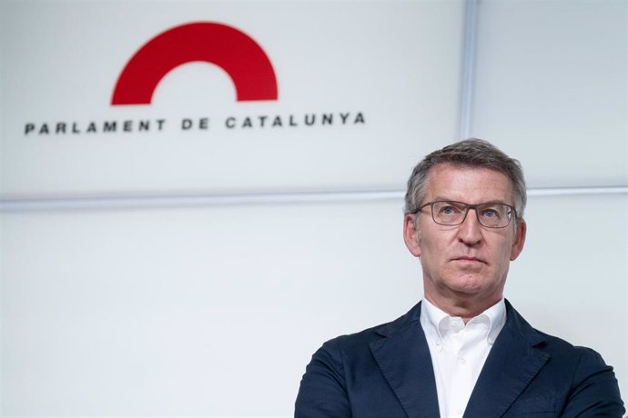 El presidente del PP, Alberto Núñez Feijóo, durante una rueda de prensa  tras su reunión con el grupo del PP, en el Parlament de Catalunya, a 8 de julio de 2024, en Barcelona, Catalunya (España). El líder del PP se ha reunido con diputados del grupo de lo