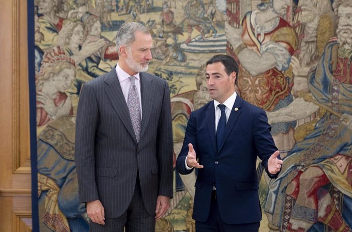 El Rey Felipe VI (i) recibe en audiencia al lehendakari, Imanol Pradales (d), en el Palacio de La Zarzuela, a 8 de julio de 2024, en Madrid (España). Imanol Pradales se convirtió en lehendakari el pasado mes de junio tras jurar el cargo ante el Árbol de G