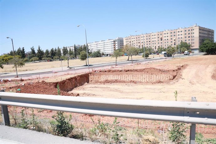 Archivo - Obras de la línea 3 del metro de Sevilla junto a la calle Estrella Deneb en Pino Montano. Imagen de archivo.