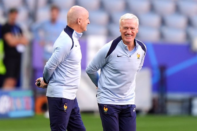 08 July 2024, Bavaria, Munich: France manager Didier Deschamps (R) and assistant coach Guy Stephan take part in a training session at the Munich Football Arena ahead of the UEFA Euro 2024 semi-final soccer match between France and Spain. Photo: Bradley Co