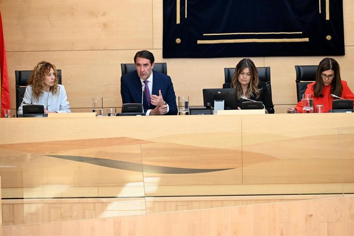 El consejero de Medio Ambiente, Vivienda y Ordenación del Territorio, Juan Carlos Suárez-Quiñones , en la Comisión Extraordinaria.