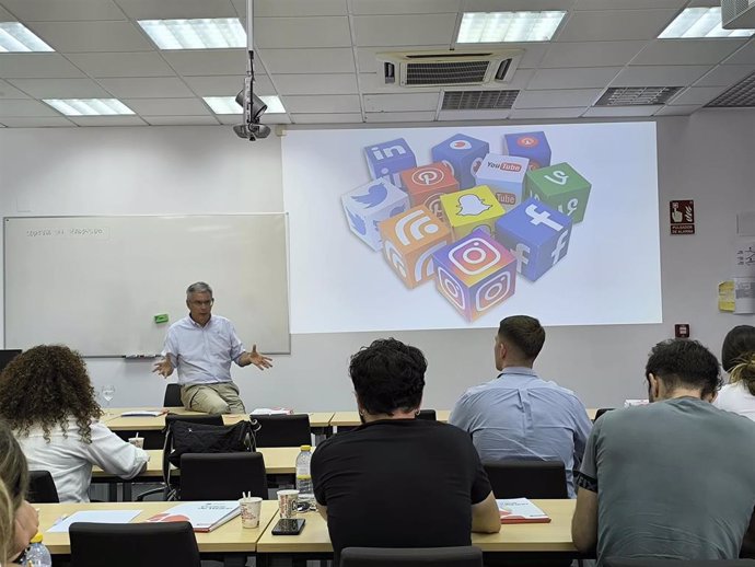 Juan Carlos Blanco impartiendo la lección 'El futuro de las empresas periodísticas' en los cursos de verano de la UNIA.