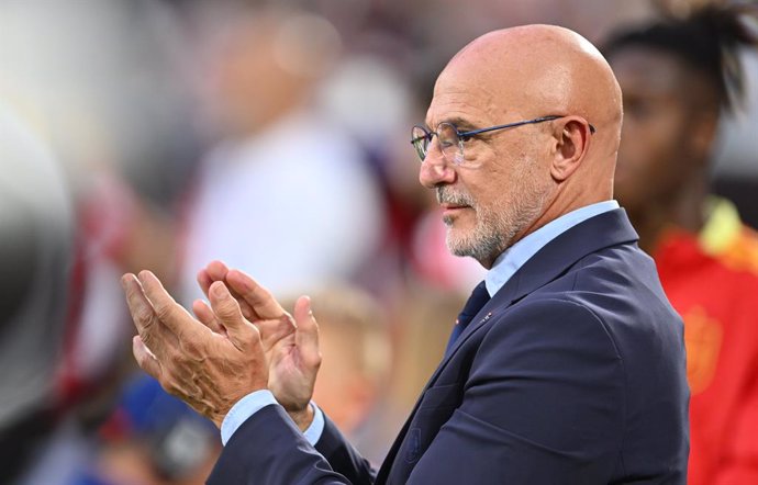 30 June 2024, North Rhine-Westphalia, Cologne: Spain coach Luis de la Fuente cheers ahead of the UEFA EURO 2024 round of 16 soccer match between Spain and Georgia at the Cologne Stadium. Photo: Marius Becker/dpa