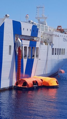 Evacuación de pasajeros del ferry Tenacia.