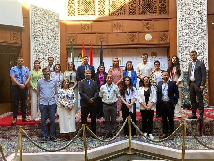 Foto de grupo de la delegación marroquí en la sede de la Fundación Tres Culturas