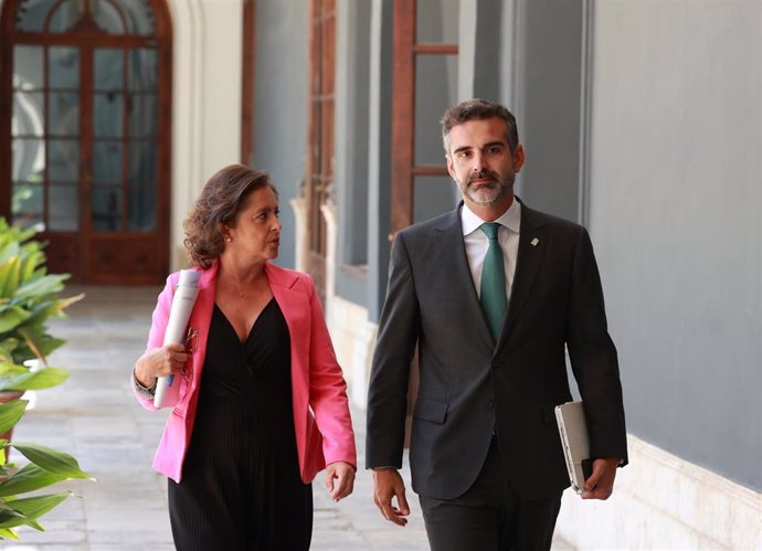 El consejero de Sostenibilidad, Medio Ambiente y Economía Azul y portavoz del gobierno andaluz, Ramón Fernández-Pacheco, y la consejera de Salud y Consumo, Catalina García