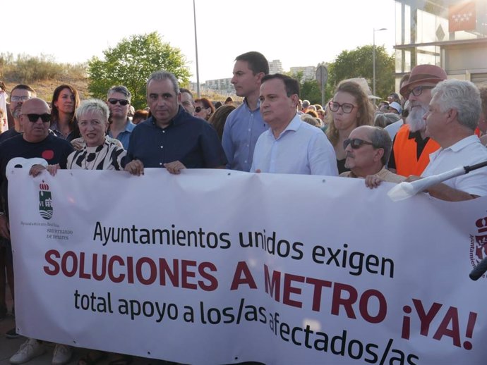 El secretario general del PSOE-M, Juan Lobato, y los alcaldes de San Fernando, Javier Corpa, y de Coslada, Ángel Viveros