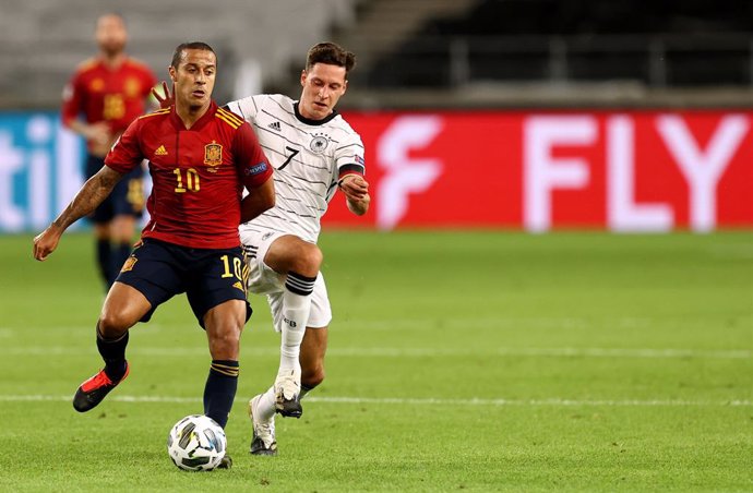 Archivo - 03 September 2020, Baden-Wuerttemberg, Stuttgart: Spain's Thiago Alcantara and Germany's Julian Draxler battle for the ball during the UEFA Nations League A, group 4 soccer match between Germany and Spain in the Mercedes-Benz Arena. Photo: Chris