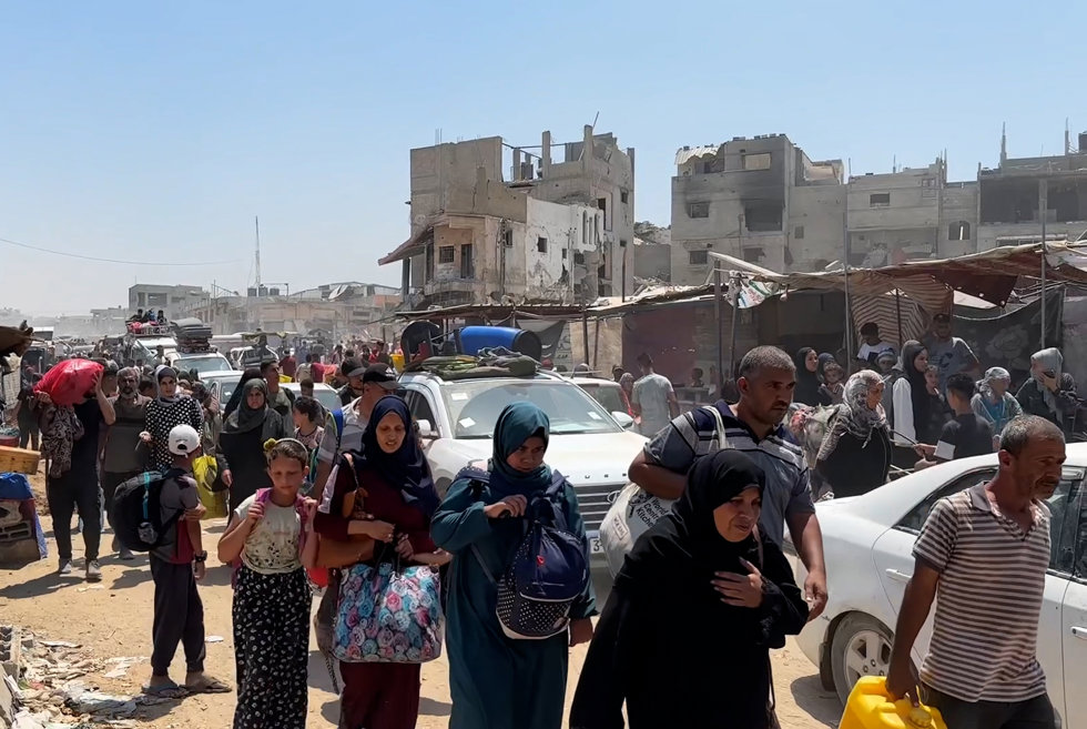 22 July 2024, Palestinian Territories, Khan Yunis: Palestinians flee the eastern part of Khan Younis, in the southern Gaza Strip, after they were ordered by Israeli army to evacuate their neighbourhoods, amid Israel-Hamas conflict.