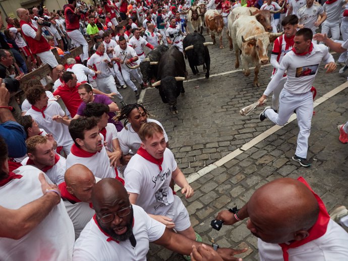 Rápido y limpio el tercer encierro de los Sanfermines con toros de Victoriano del Río