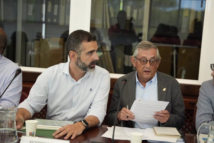 El consejero de Sostenibilidad, Medio Ambiente y Economía Azul, Ramón Fernández-Pacheco (i), junto al biólogo Miguel Delibes de Castro (d).  