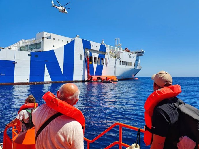 Momento de la evacuación en el GNV Tenacia.