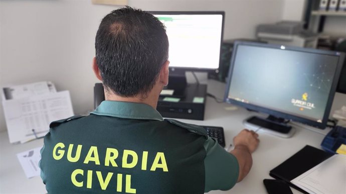 Un guardia civil en su puesto de trabajo en una foto de archivo