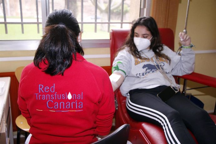 Archivo - Una mujer dona sangre en Canarias