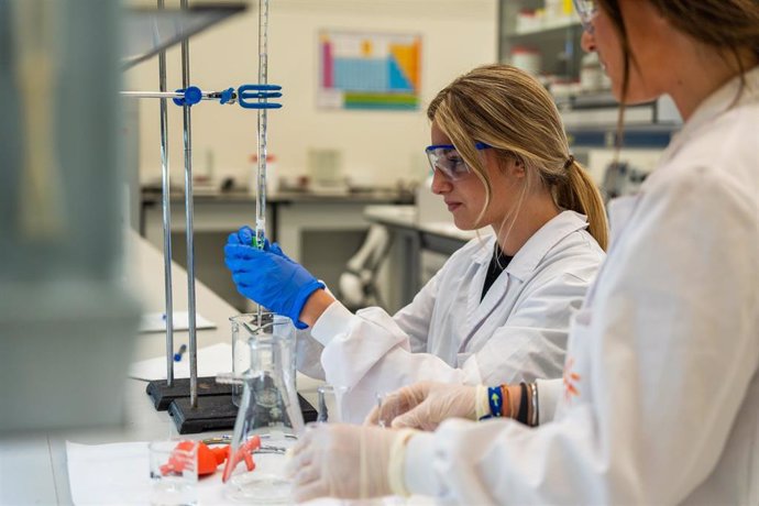 Archivo - Una estudiante de la USJ trabaja en el laboratorio.