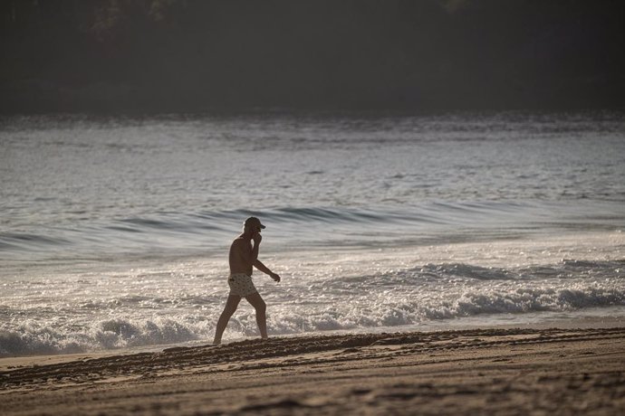 Archivo - Una persona pasea por la playa de Silgar, a 25 de enero de 2024, en Sanxenxo, Pontevedra, Galicia (España). 