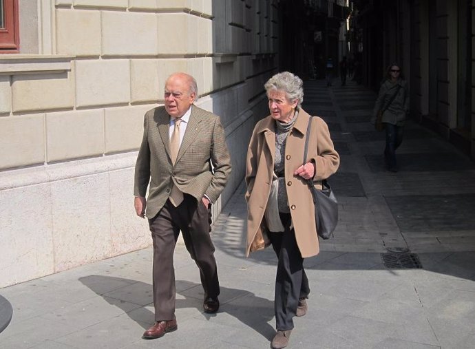 Archivo - El expresidente de la Generalitat Jordi Pujol y su esposa Marta Ferrusola en una foto de archivo